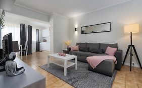Sunny Flat W/ Balcony & Pool By Lovelystay